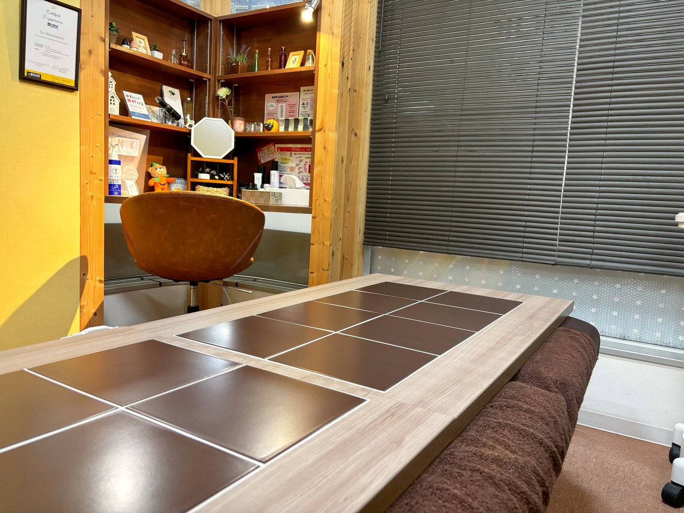 鍼灸colorsの施術室のベッドに敷いた、陶板を並べた温熱マット
